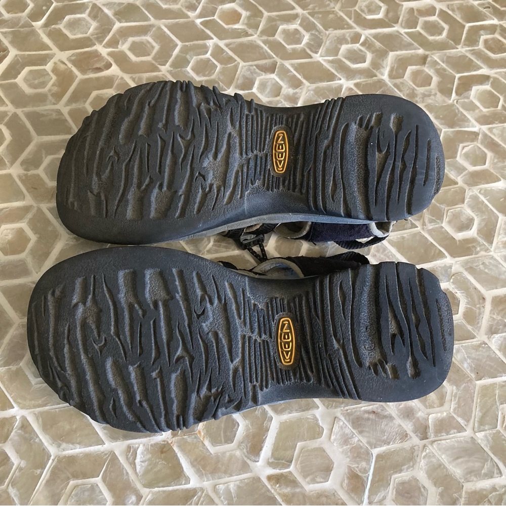 Keen Women's Whisper sandal in Black/Gargoyle - Picture 5 of 7